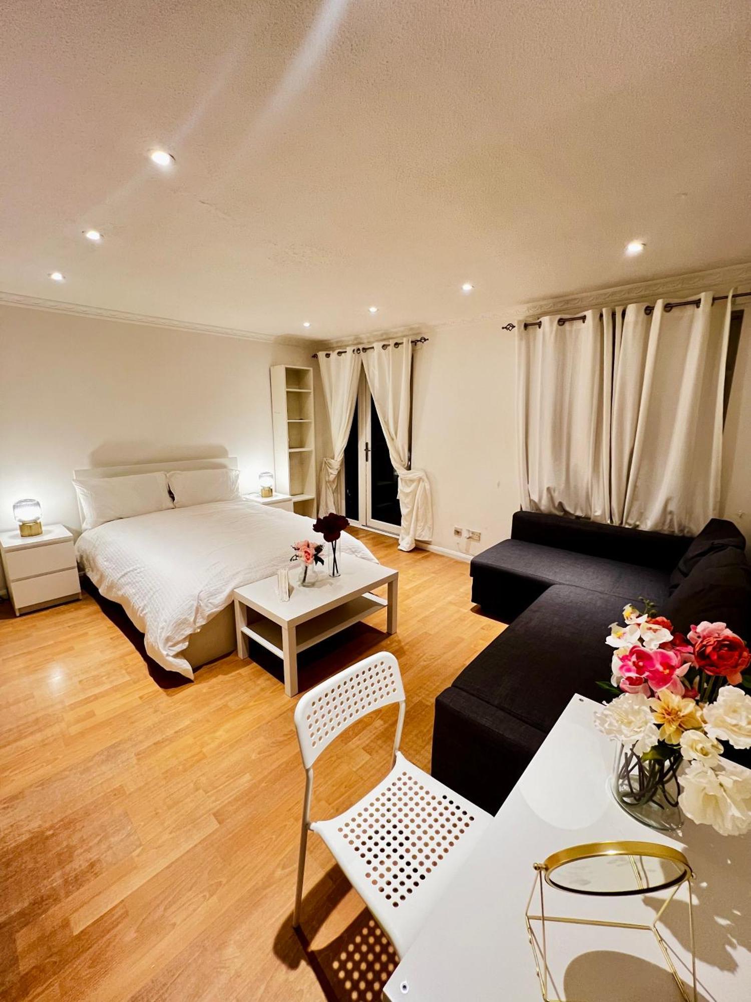 A Calm Stay Near Battersea Reach London Ngoại thất bức ảnh