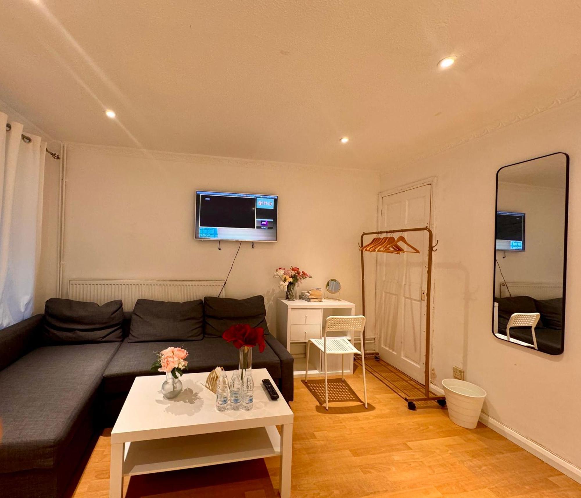 A Calm Stay Near Battersea Reach London Ngoại thất bức ảnh